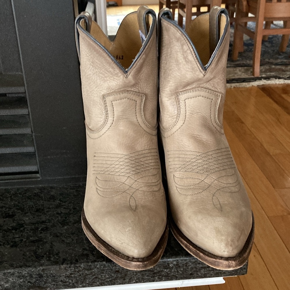 Frye (women) Billy short grey size 9